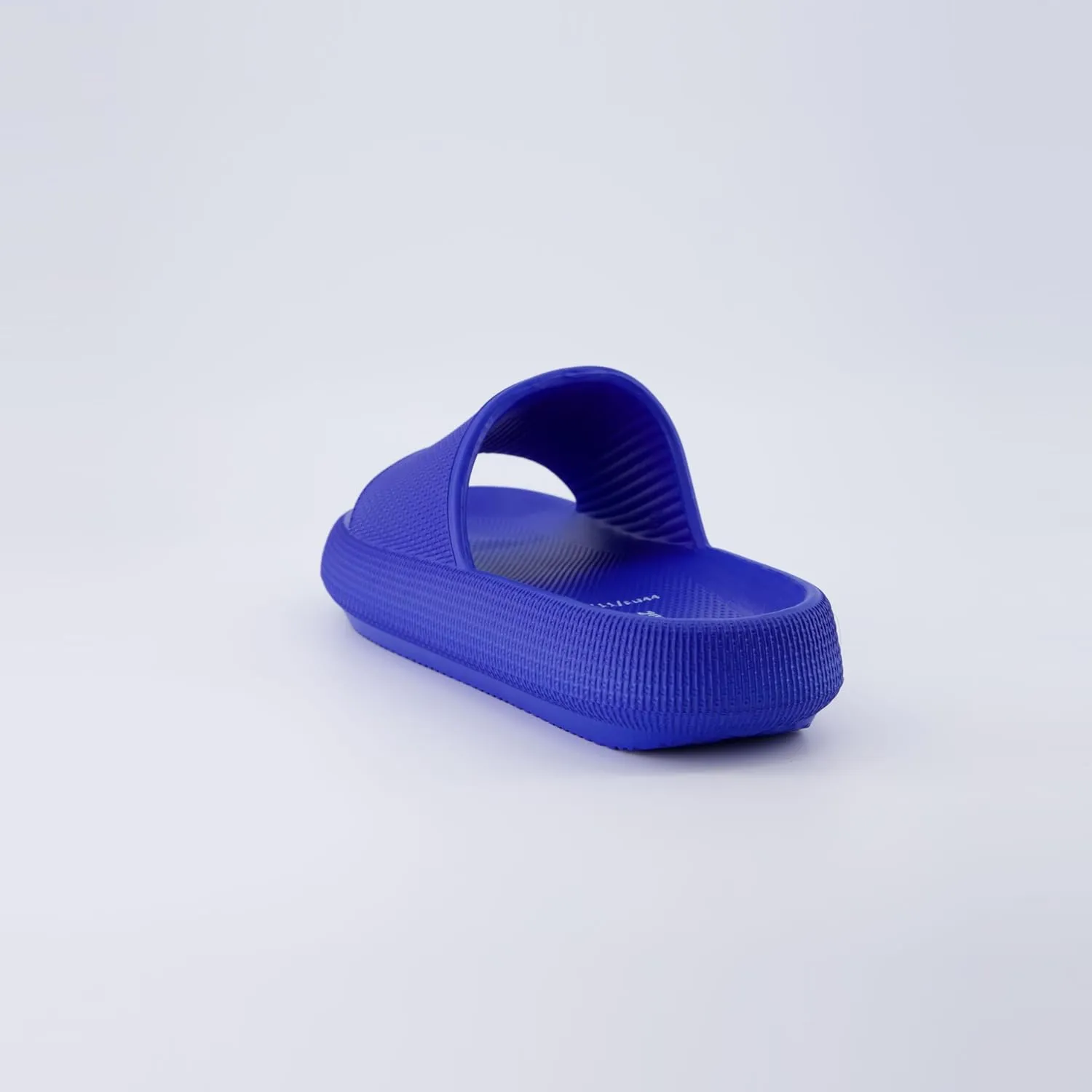 CUSHIONAIRE Men's Feather cloud recovery pool slide with  Comfort