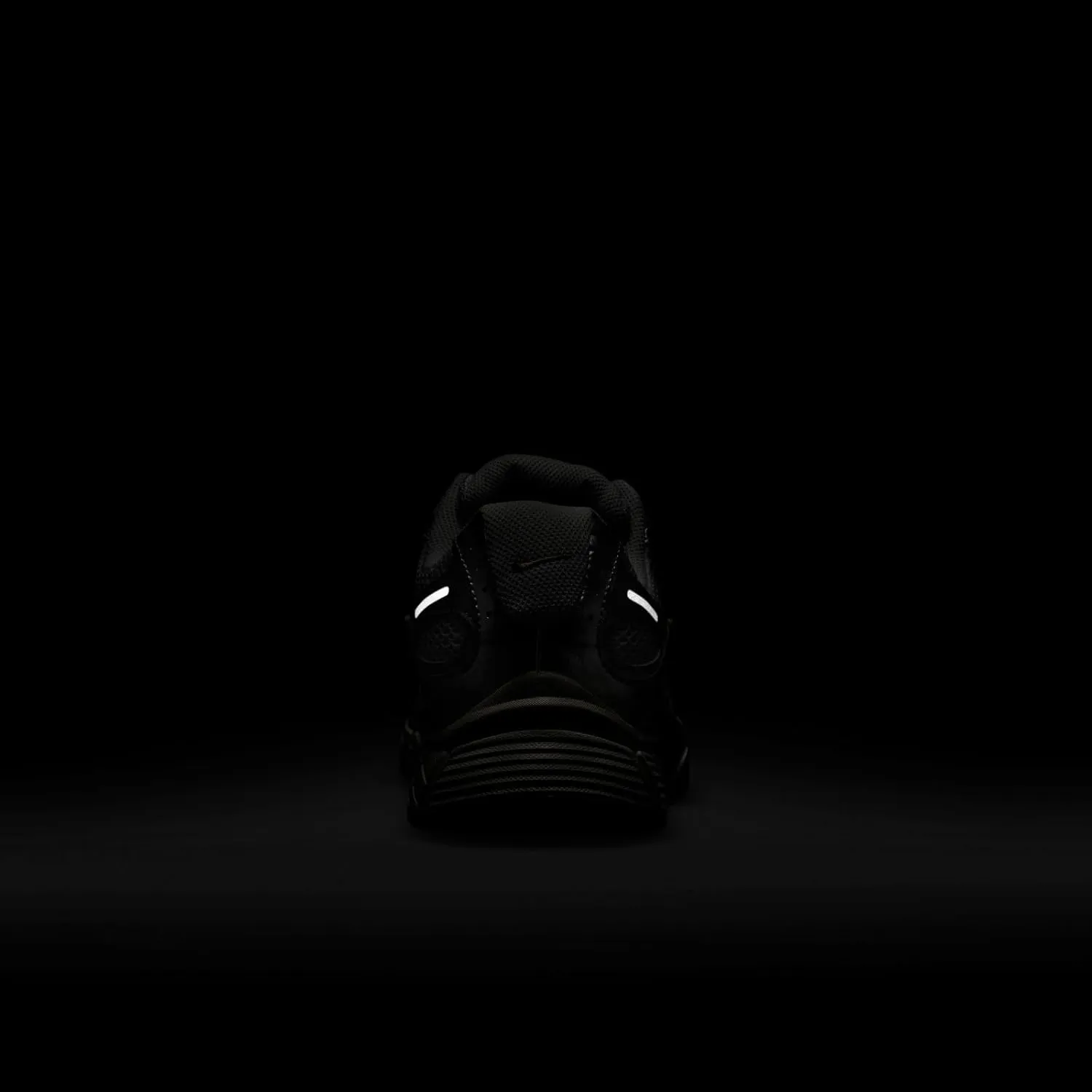 Nike Men's V5 Runner Sneaker